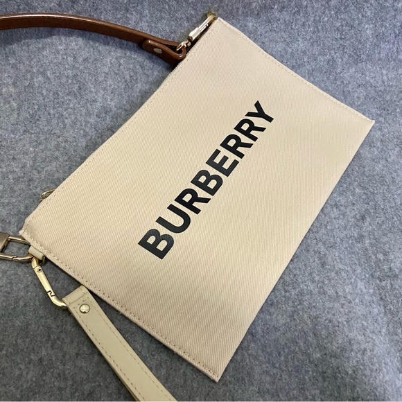 🆕 Burberry Cosmetic Pouch Converted Shoulder Bag with Wristlet Beige - Picture 6 of 13